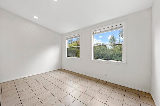Building Photo - Cozy 2 Bed, 1 Bath Hideaway in Poway