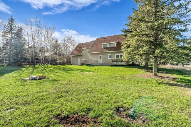 Building Photo - Park Meadows - Brand New Carpeting & Landscaping Included!