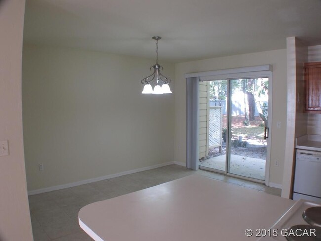Building Photo - Spacious 2/2 Condo Avaiable now! Move in s...
