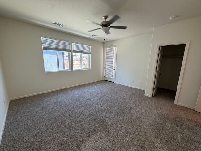 Building Photo - Beautiful Home for rent in Tulare!