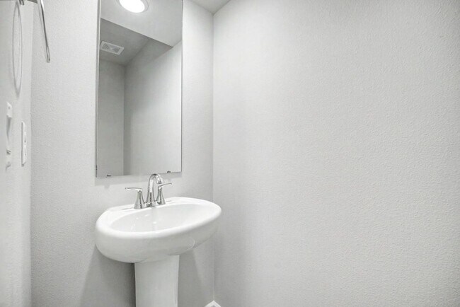 Building Photo - Modern Yelm Home Built in 2023, Walk-In Closets, Deep Storage & Neighborhood Park!