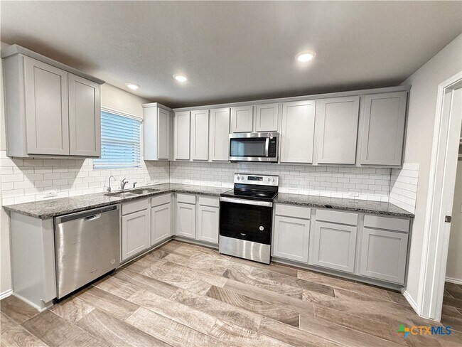 Building Photo - 2432 Ayers Dr