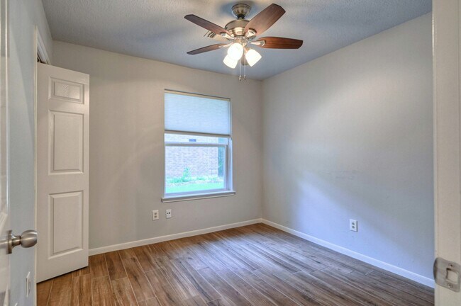 Building Photo - 15 White Bark Pl