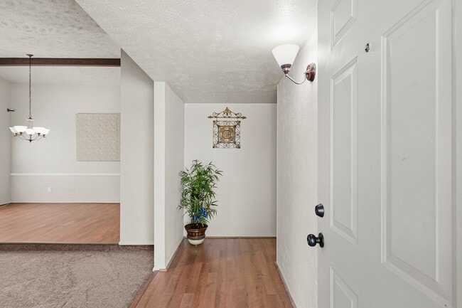 Building Photo - 2205 Hilton Head Dr