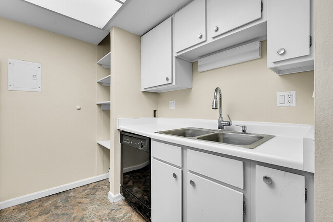 Building Photo - $1,300 - 1 Bed, 1 Bath Condo in Denver wit...