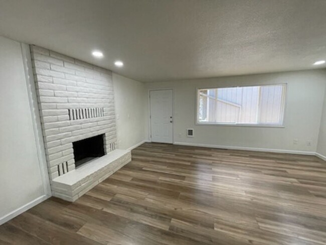 Building Photo - NEWLY Remodeled 3 Bedroom Ranch Style Home Ready Now!