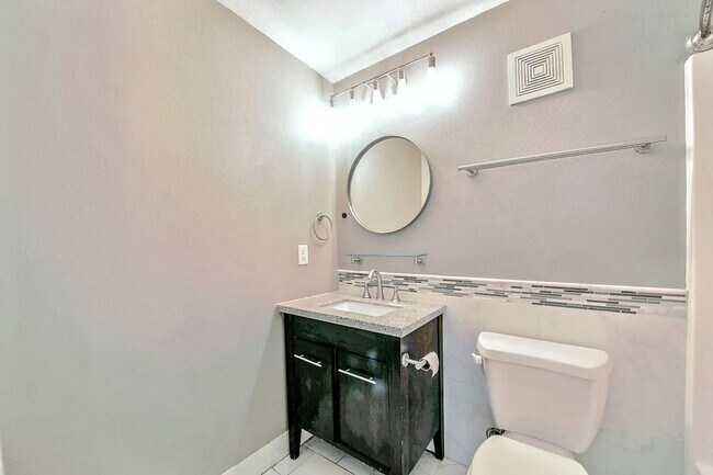 Building Photo - Stylish Two Story Townhome in the Cedars District of Dallas