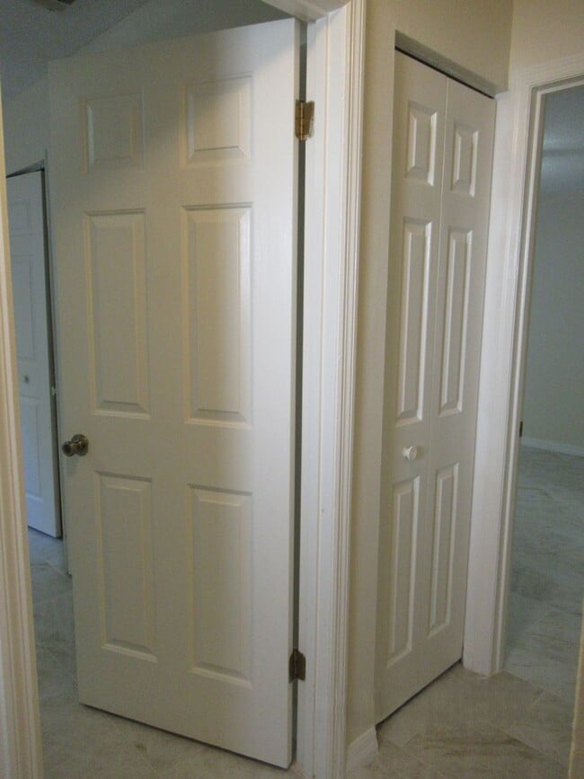 Building Photo - 2br/2ba Duplex with Lakeview