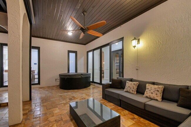 Building Photo - 832 SW 34th Ave