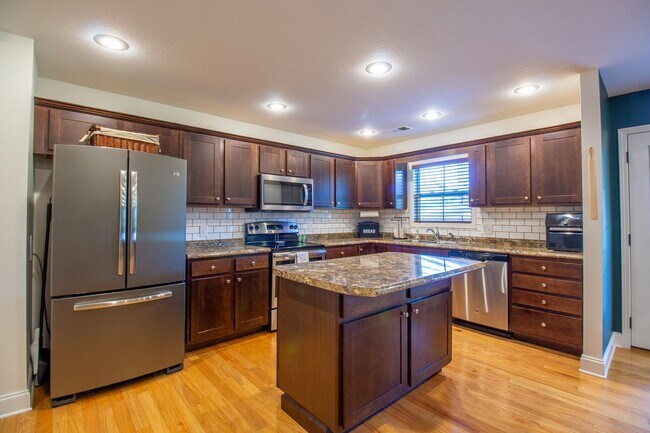 Building Photo - Beautiful 3 Bed/2.5 Bath Home with garage in Jonesborough