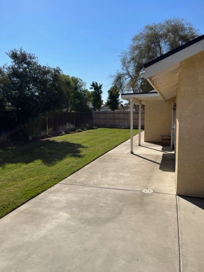 Building Photo - Nice 5 bedroom home with a large garage.