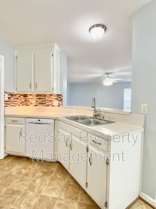 Building Photo - 926 Woodcreek Dr