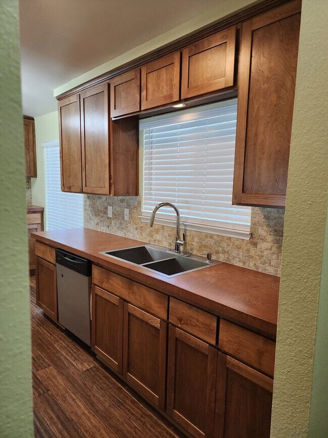 Building Photo - 3 Bedroom 2 Bathroom with Pool Near Davis High School