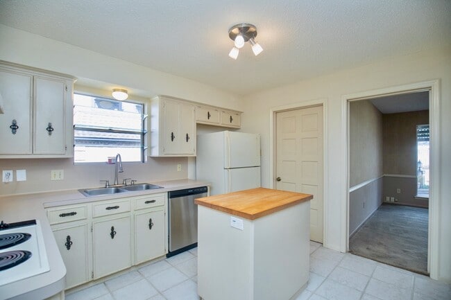 Building Photo - 3903 Kiamesha Dr