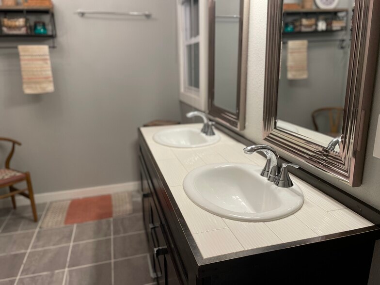 Upstairs bathroom - 3122 N Booth St