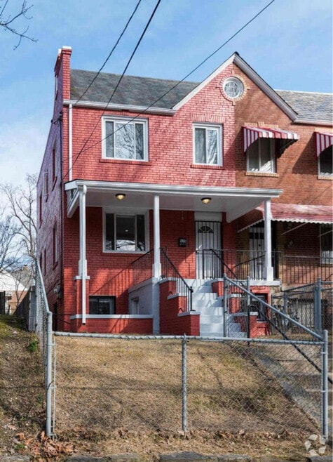 Building Photo - 528 Oakwood St SE