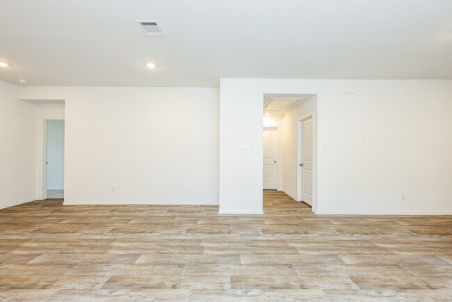 Building Photo - 3027 Lake Crest Dr