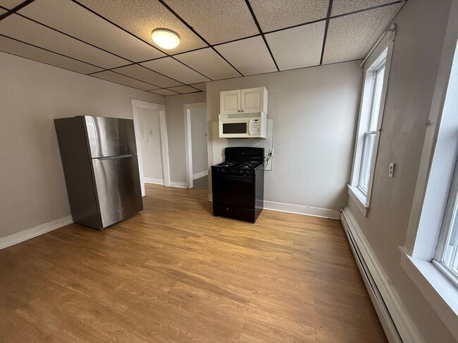 Building Photo - 72 Broadway