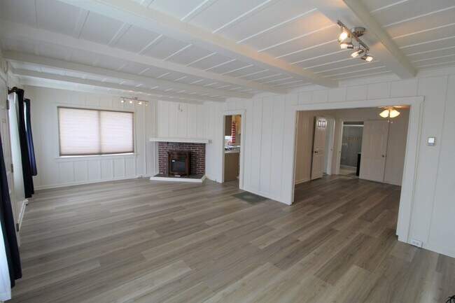 Building Photo - Downtown Ventura Bungalow with Beautiful Y...