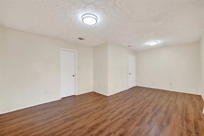 Building Photo - 15811 Pfeiffer Dr