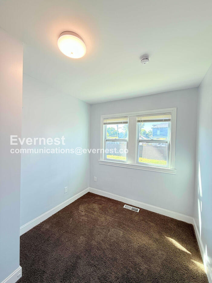 Building Photo - 2484 Woodmere St