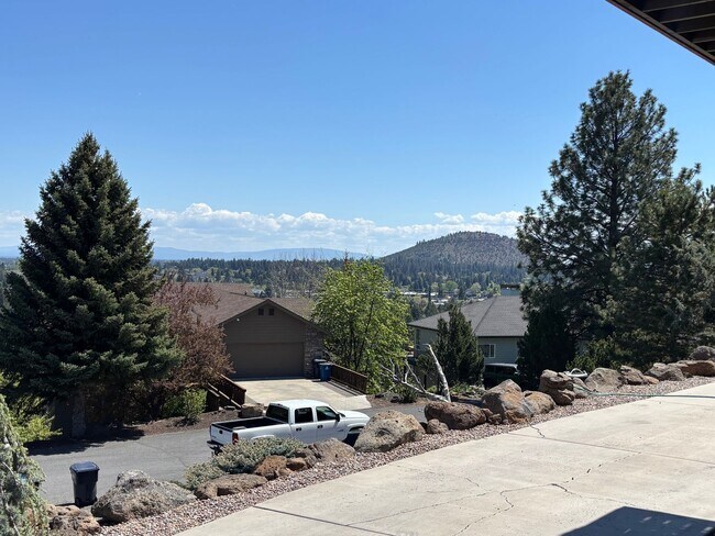 Building Photo - Single Story Home with Great Views!