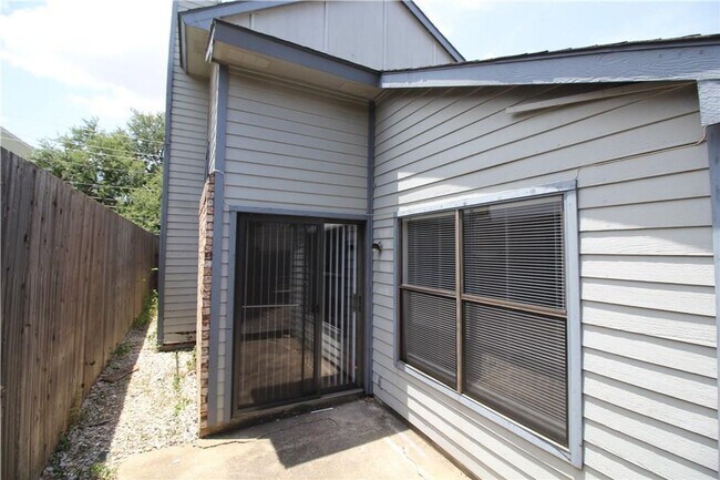 Building Photo - 2 Bedroom, 2 Bath  in Bryan Place