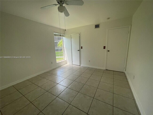 Building Photo - 10389 N Kendall Dr