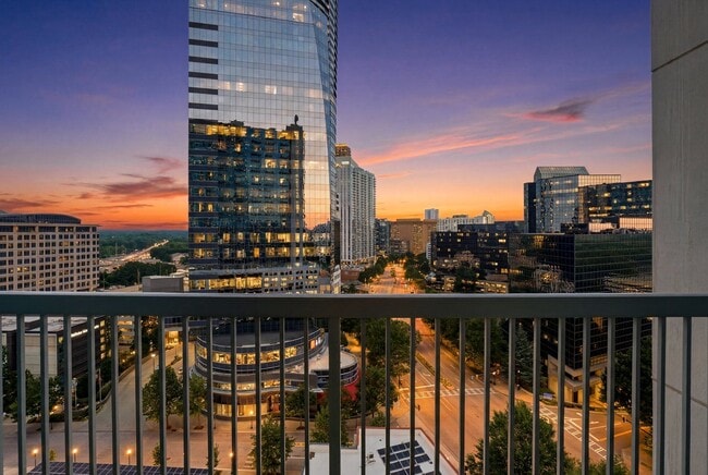 Building Photo - One bedroom condo located in heart of Buckhead!