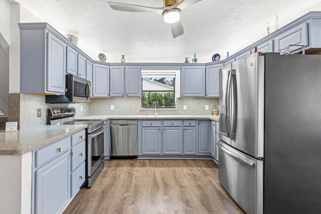 Building Photo - 2101 N Palm Cir