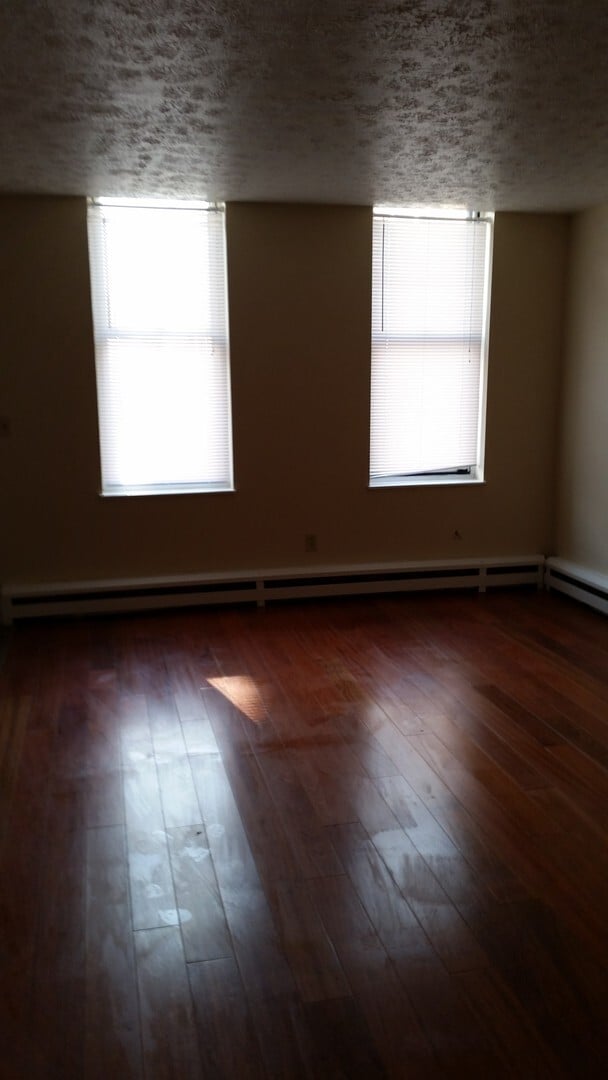 Building Photo - Large Town Home