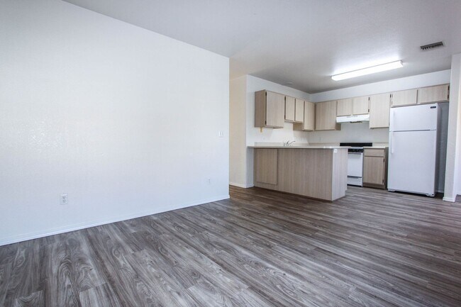 Building Photo - 8100 E Lakeshore Dr