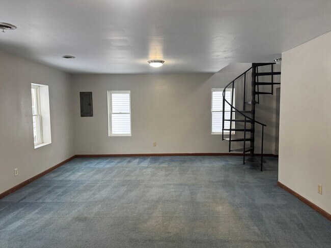 Building Photo - 207 E Oak St