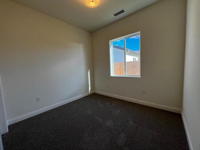 Building Photo - 2112 Daffodil St