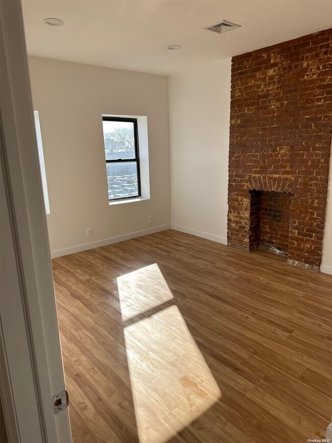 Building Photo - 959 Wyckoff Ave