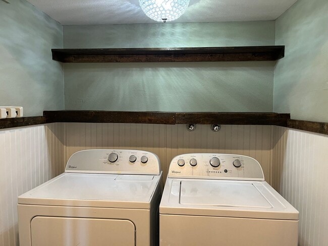 Building Photo - 2 Bed 3 Bath Townhouse on the golf course!