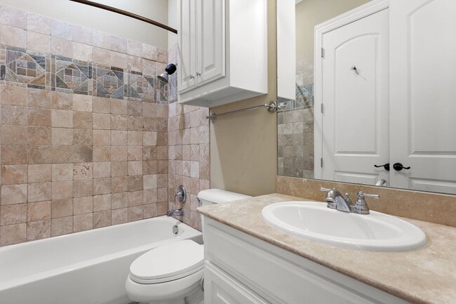 Building Photo - Luxury Highland Park Condo with gas and water
