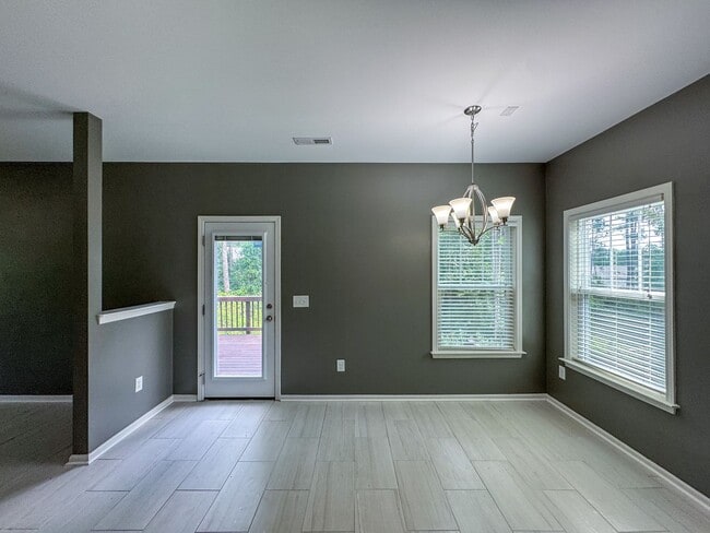 Building Photo - Gorgeous 3 Bed 2.5 Bath Plus Loft Home on ...