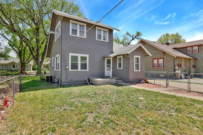 Building Photo - Cute 2 bedroom house near in a great neighborhood, close to shopping, restaurants, and easy highw...
