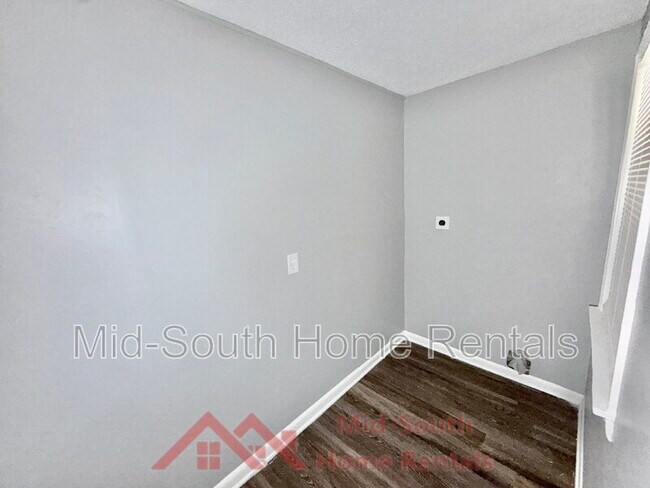 Building Photo - 1733 Gowan Dr