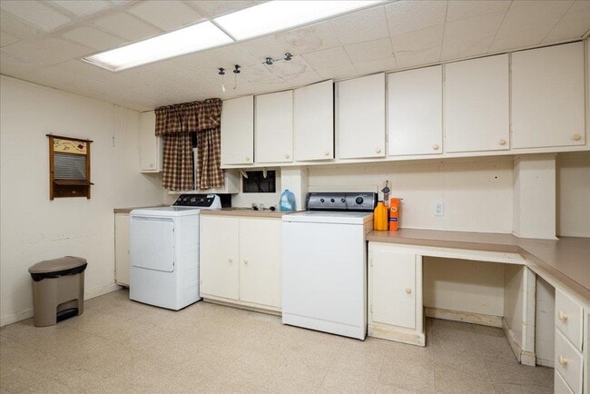 Building Photo - 10 Seneca Dr