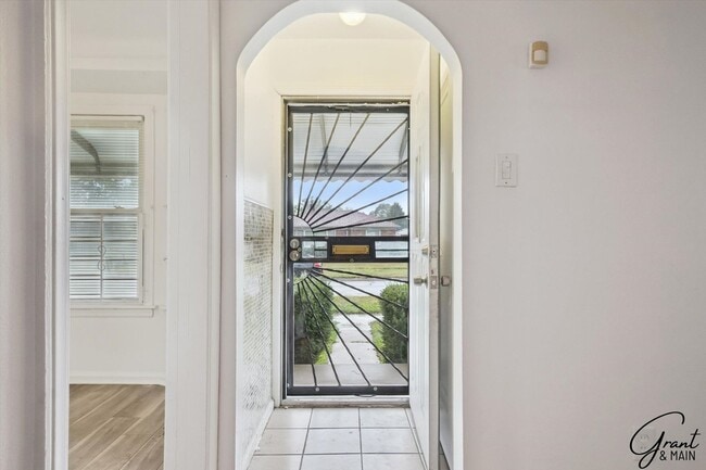 Building Photo - 3 bedroom $1150