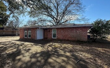 Building Photo - 341 N Burbank Dr