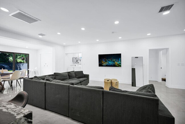 Building Photo - 5313 NE 1st Ave