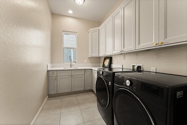 Building Photo - Stunning 5-Bedroom, 4.5-Bath Home in the S...