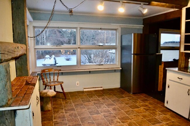 Building Photo - 224 E Main St