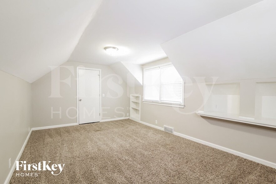 Building Photo - 9613 Beverly Dr