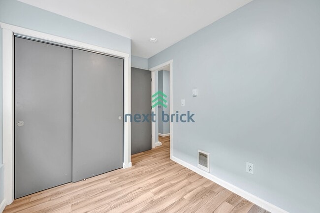 Building Photo - 4 BED & 2 BATH DUPLEX FOR RENT