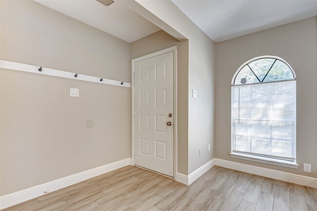 Building Photo - 5423 Fawn Trail Ln