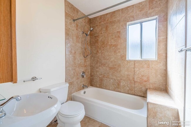 Building Photo - 2400 Bonar St